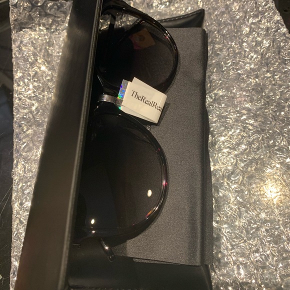 Used once saint laurent women’s sunglasses has case and lens wiper - Picture 2 of 3